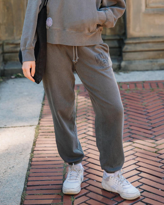 Image of woman's sweatpants outside in a park#color_pepper