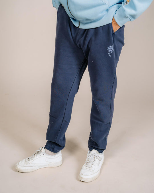 Model wearing navy scrunch joggers#color_navy