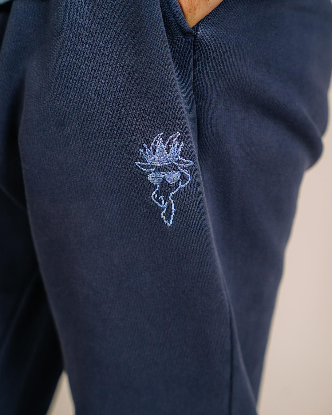 Close-up of logo on navy scrunch joggers#color_navy